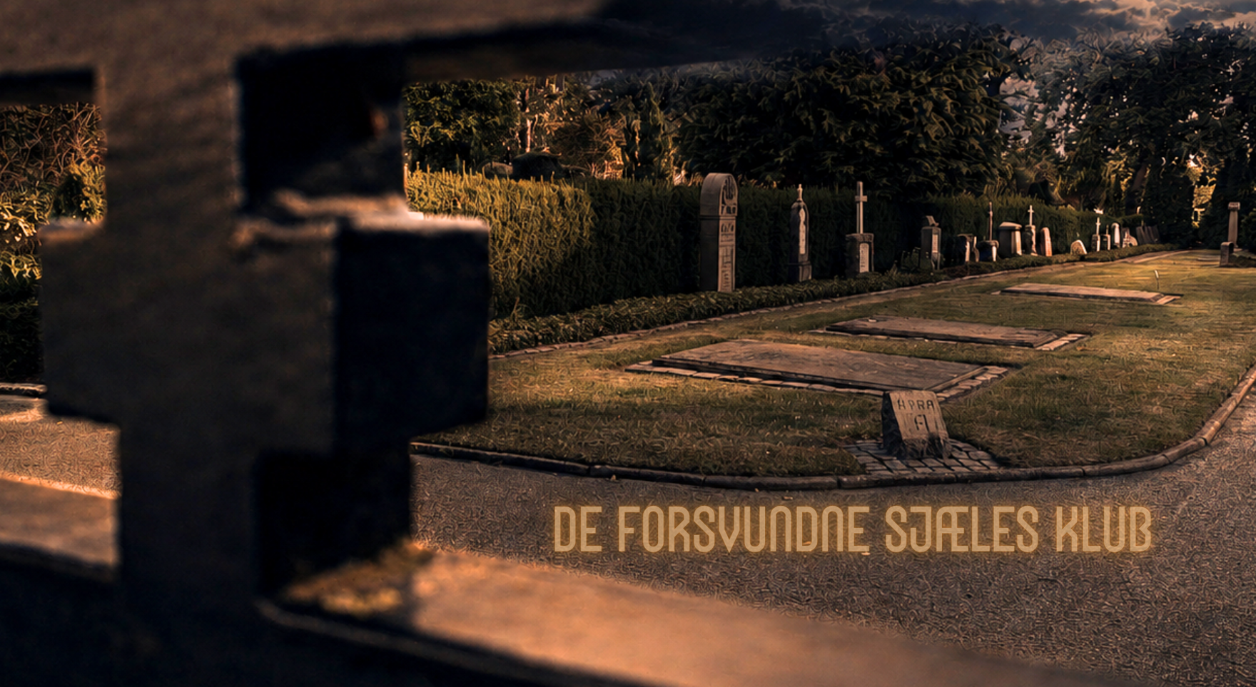 Kirkegård i varm aftenlys. Gravsteder og gravsten danner rammen om den mystiske titel "De Forsvundne Sjæles Klub".