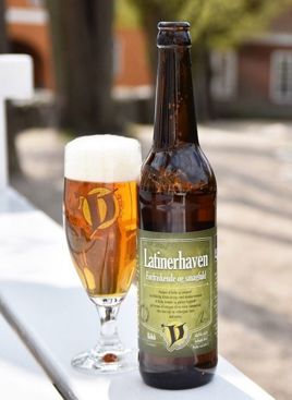 En øl fra Viborg Bryghus ses på en bænk i Viborg Domkirkekvarter
