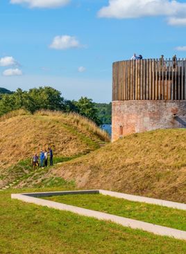 Beøgende på De fem Halder udenfor Viborg nyder udsigten fra slotsruinen. 