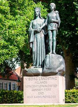 Kongehyldningsmonumentet på Margretheplænen i Domkirkekvarteret, Viborg