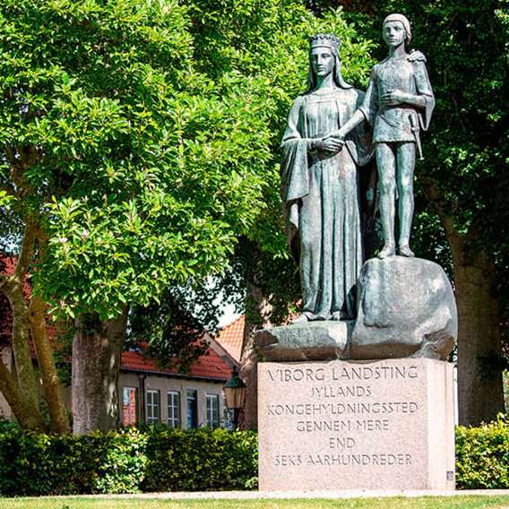 Kongehyldningsmonumentet på Margretheplænen i Domkirkekvarteret, Viborg