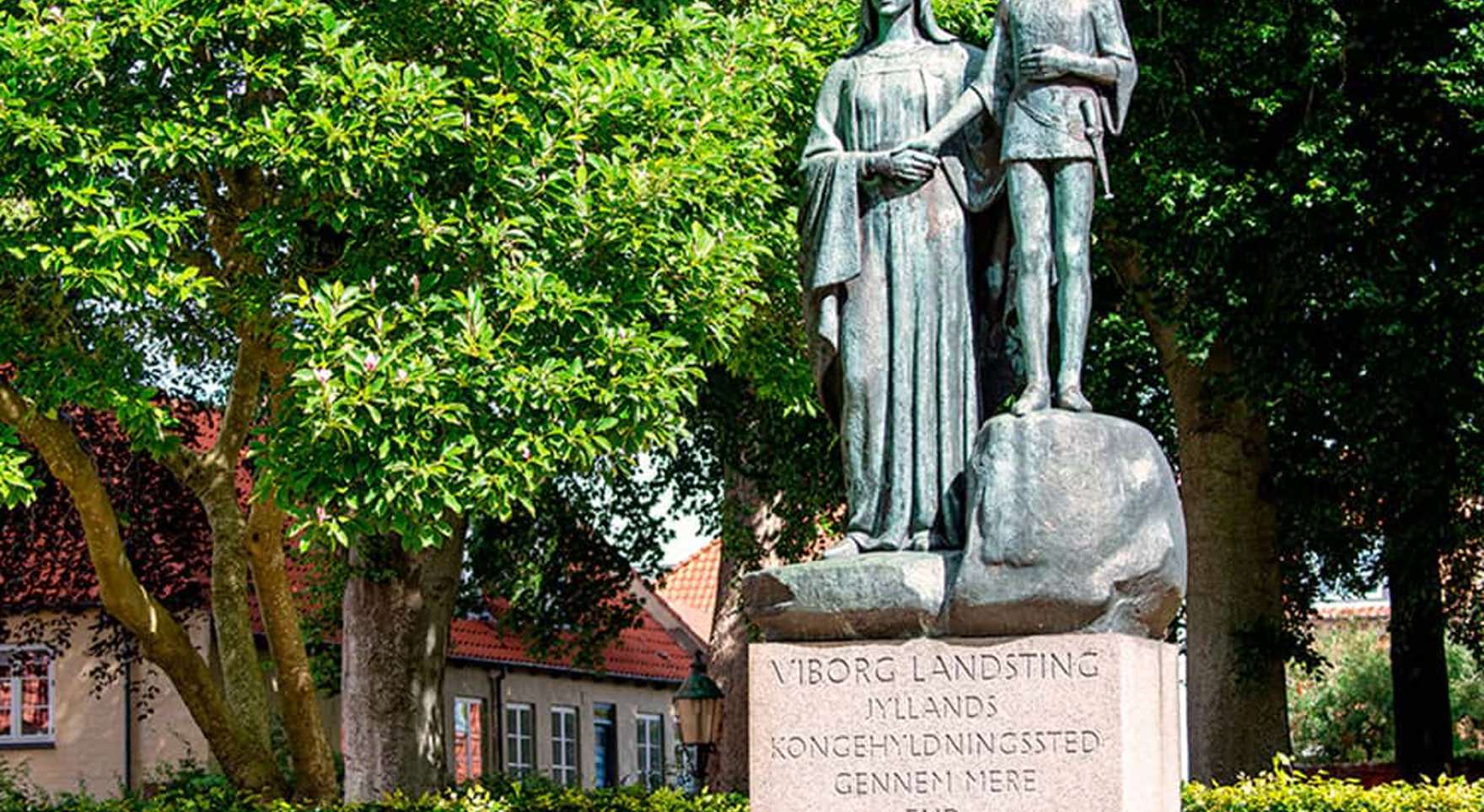 Kongehyldningsmonumentet på Margretheplænen i Domkirkekvarteret, Viborg