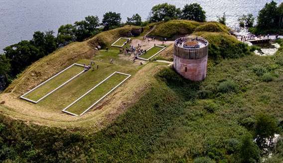 Hald Slot set fra drone med fundamenterne fra Niels Bugges Borg.