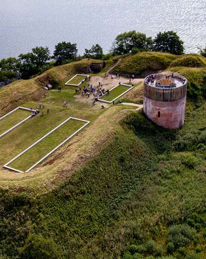 Hald Slot set fra drone med fundamenterne fra Niels Bugges Borg.