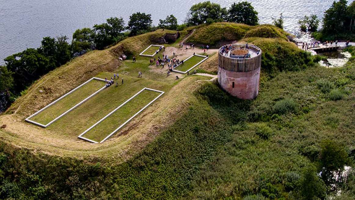 Hald Slot set fra drone med fundamenterne fra Niels Bugges Borg.