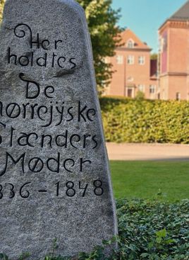 En mindesten ses foran Viborgs gamle rådhus og det tidligere Vestre Landsret. 